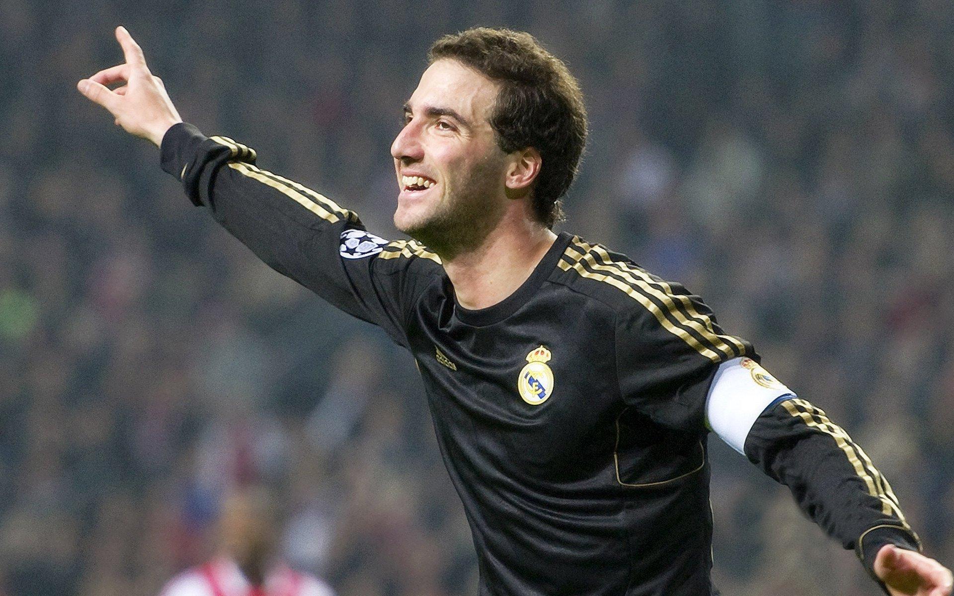 这下看着真疼！奥古斯托争顶落地时别了一下膝盖，还能继续坚持