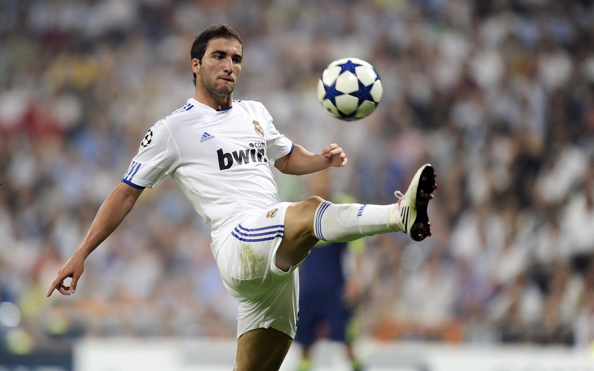 致敬老佛爷!本泽马转发弗洛伦蒂诺出任皇马主席25周年社媒